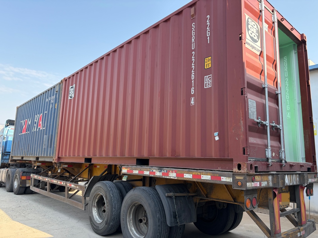 Ein voller Container mit Sonnenschutznetzen wurde heute Morgen nach Japan verschifft